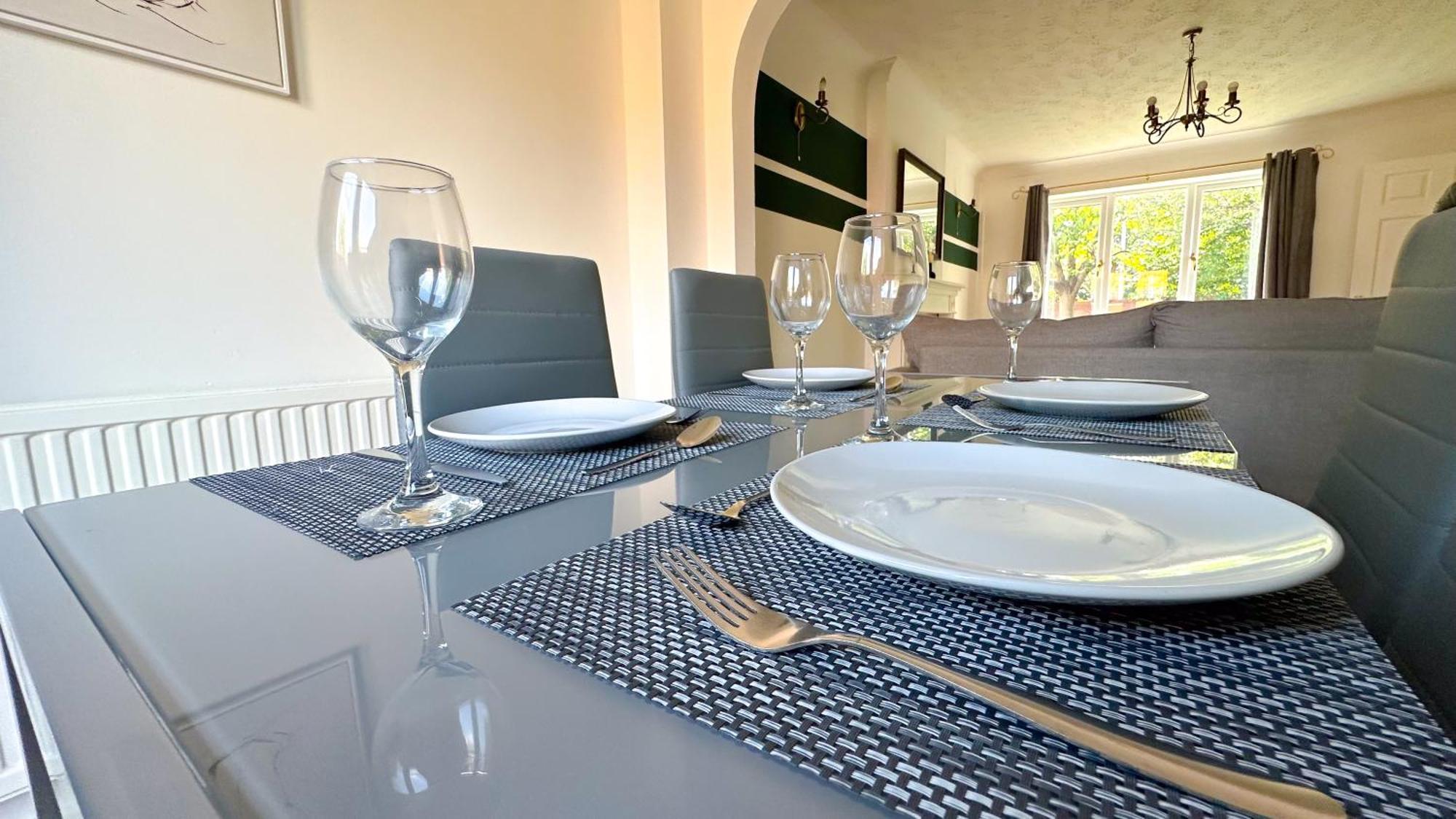 Huge House - Free Parking - Quiet Location