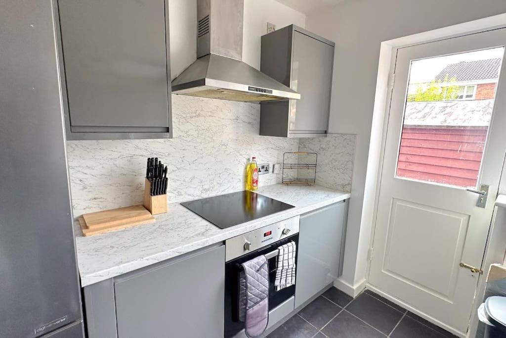 Huge House - Free Parking - Quiet Location Liverpool