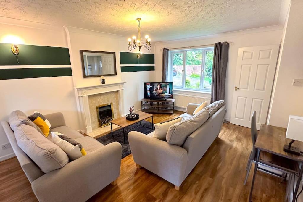 Huge House - Free Parking - Quiet Location Holiday home Liverpool