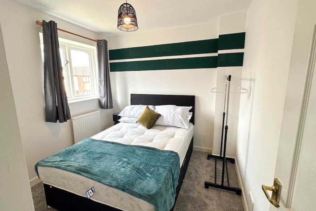 Huge House - Free Parking - Quiet Location *
