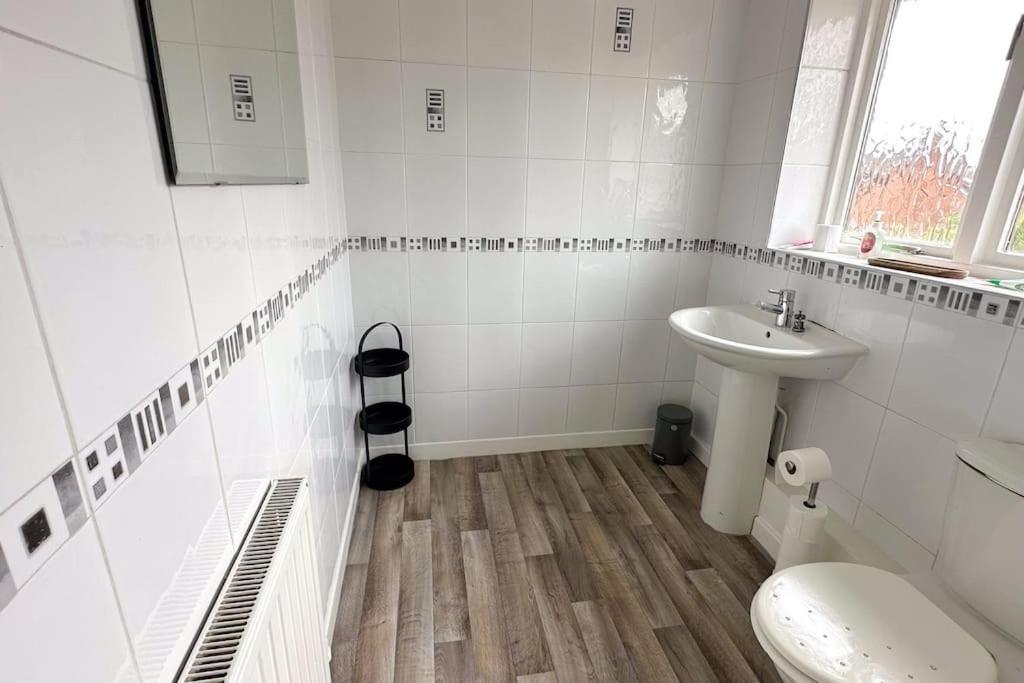 Huge House - Free Parking - Quiet Location