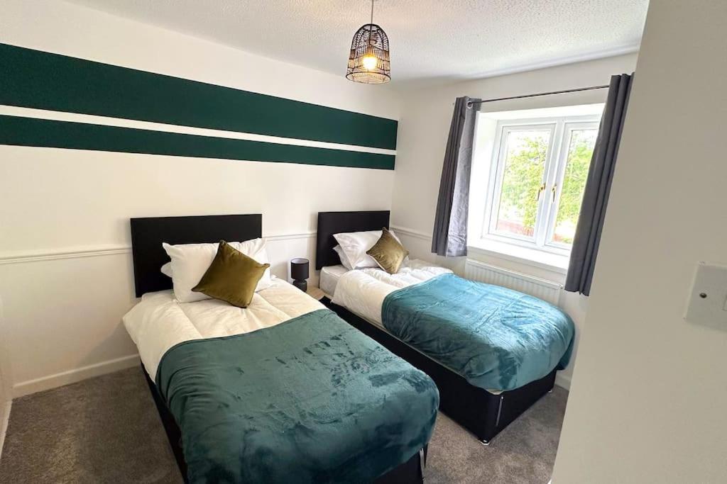 Huge House - Free Parking - Quiet Location Holiday home *
