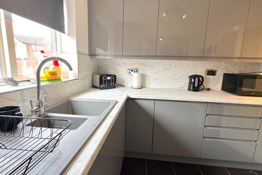 Huge House - Free Parking - Quiet Location Liverpool