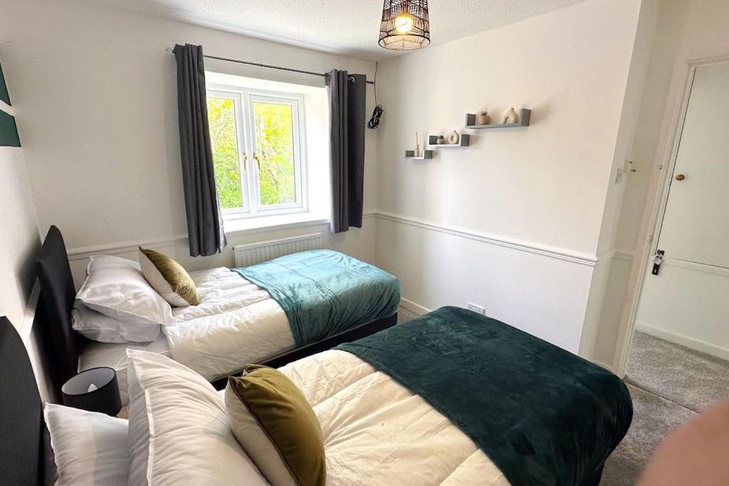 Huge House - Free Parking - Quiet Location Liverpool